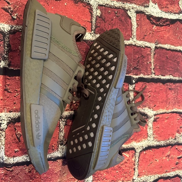 NWIB Adidas NMD_R1 Men's Classic Running Sneakers FW6415 size 10 1/2 - Picture 3 of 9